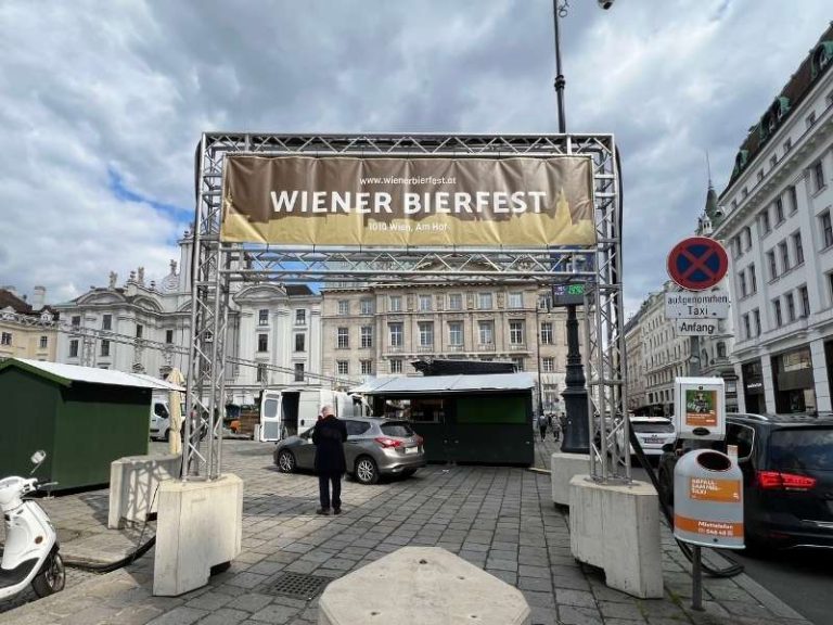 Moderne Bühnentechnik: Transparent mit Schriftzug des Wiener Bierfestes an Traversen