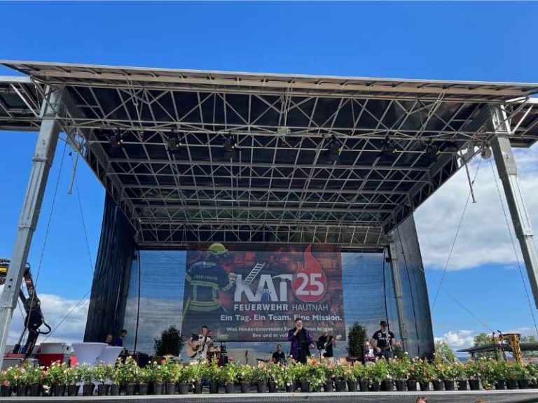 Bühnen- und Tontechnik von Eventpower im Einsatz bei der KAT 25 Feuerwehr Leistungsschau mit Band.