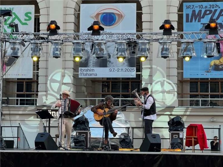 Tontechnik mieten von Eventpower z.B. für eine Live-Band auf der Bühne des ImPulsTanz Festivals