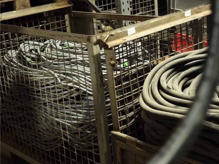 Kabel mieten bei Eventpower: zusammengerollte Kabeln in Gitterboxen in unserem Lagern