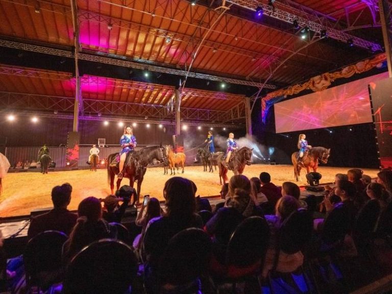 LED-Wall mieten: Reiter in der Marx Halle vor Publikum im Hintergrund Eventtechnik (c) mondwind.com