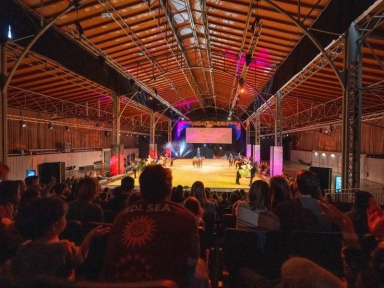 Publikum bei Pferdeshow mit großer Bühne und LED-Wall mieten für Eventvisuals (c) mondwind.com