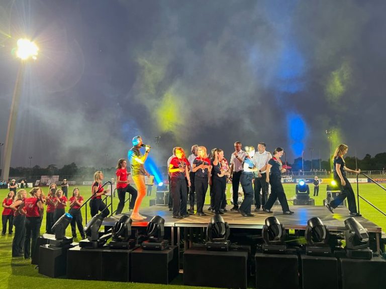 Beleuchtete Bühne mit Licht- und Tontechnik von Eventpower beim Landesfeuerwehr-Leistungsbewerb in Schwechat.