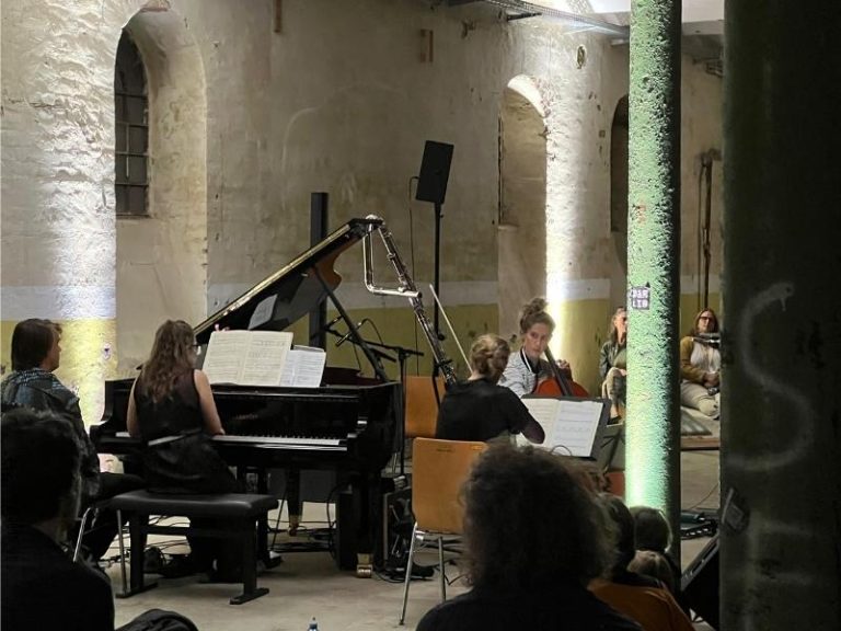 Beleuchtete Konzertbühne mit Klavier und Streichinstrumenten - Lichttechnik von Eventpower