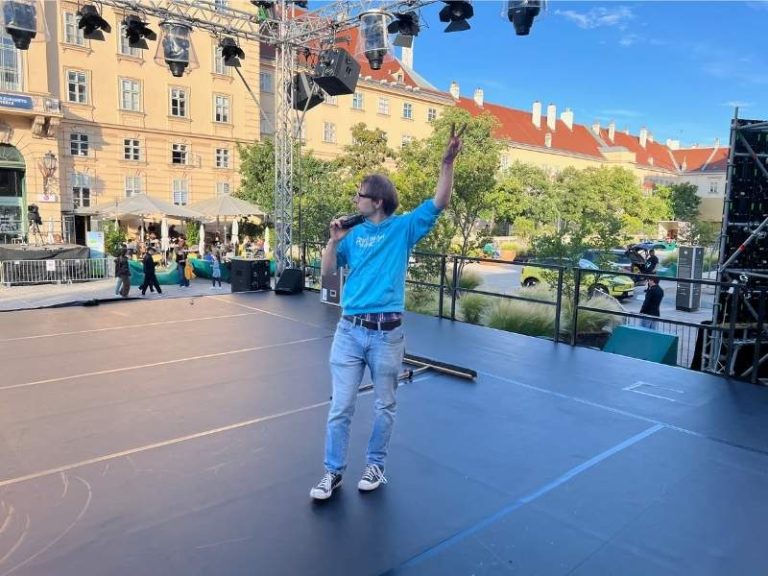 Vorbereitung der ImPulsTanz-Bühnentechnik mit professioneller Licht- und Tontechnik auf der Bühne.