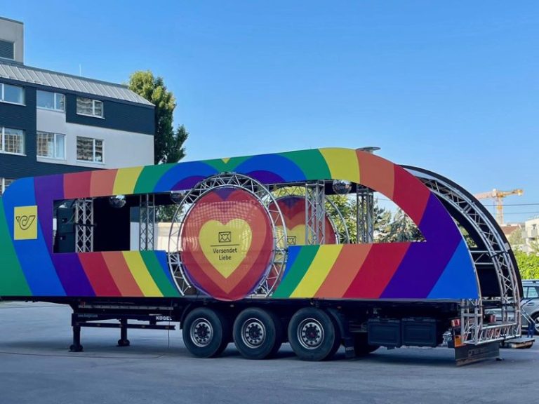 Der Umzugswagen der Österreichischen Post AG für die Regenbogenparade – mit Bühnentechnik von Eventpower aufgebaut.