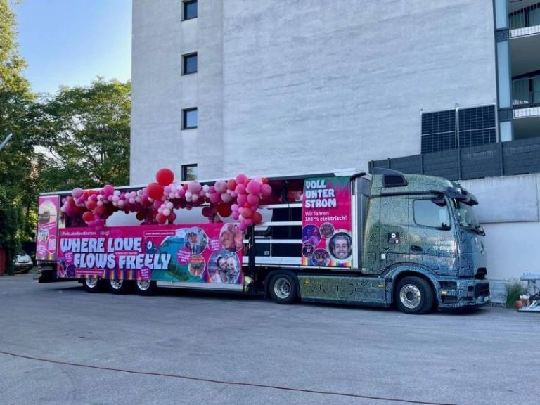Pink Lake Wörthersee Umzugswagen für die Regenbogenparade – mit Bühnentechnik von Eventpower aufgebaut.