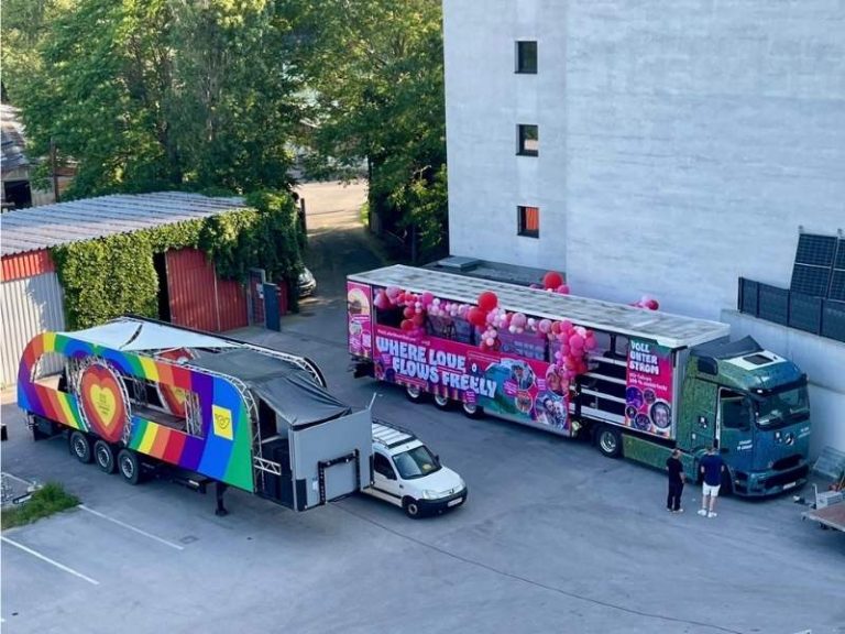 Die beiden von Eventpower realisierten Umzugswagen für die Regenbogenparade Wien: Pink Lake Wörthersee und Österreichische Post AG