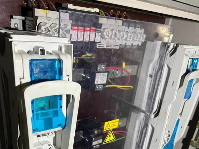 Mobile Stromversorgung mit 400A-Messwandler – präzise Strommessung und Überwachung für temporäre Energieverteilungen.