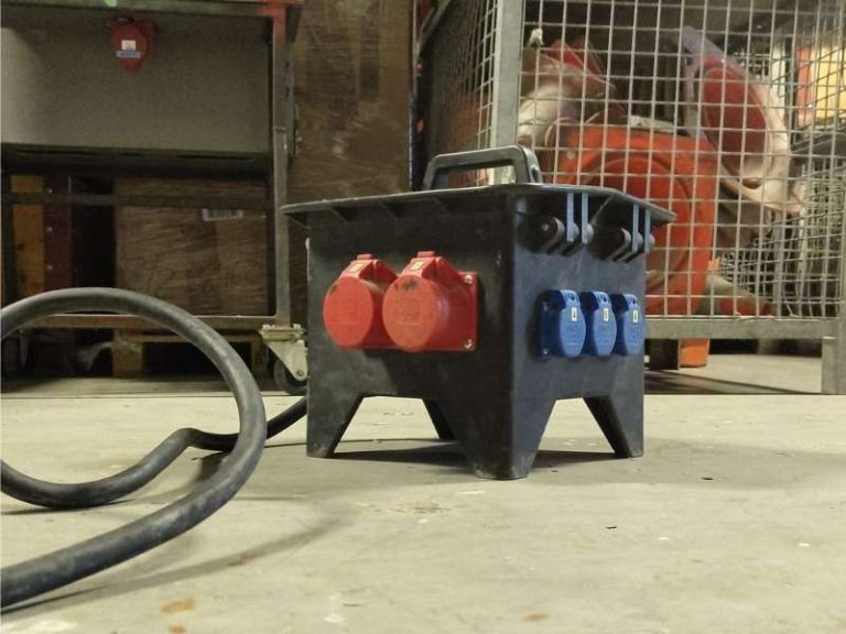 Robuster Stromverteiler zum Mieten mit mehreren Steckdosen im Lager in Wien – ideal für Veranstaltungen und Baustellen.
