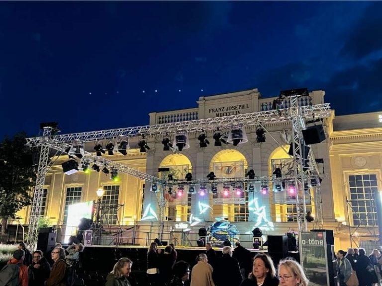 ImPulsTanz in Wien bei Nacht: Bühne mit Bühnen-, Ton-, Licht- und Videotechnik von Eventpower